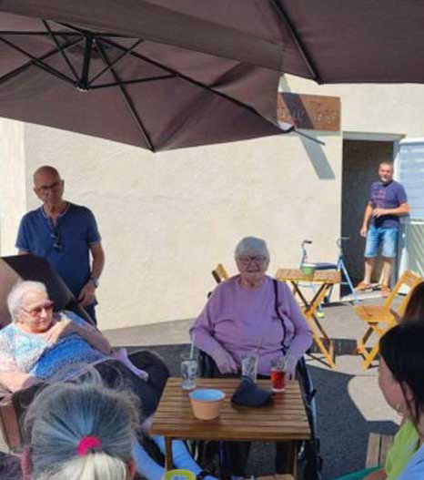 Un café communautaire - Des projets qui transforment l'hôpital - mailing printemps 2026 - Fondation des Hôpitaux